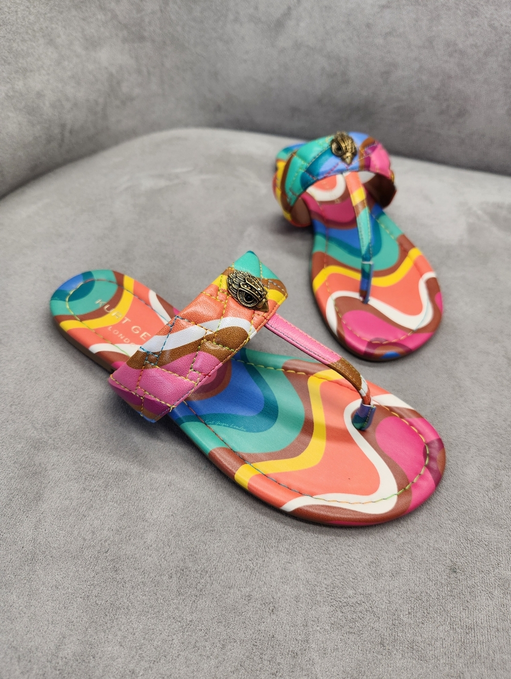 Kurt Geiger Kensington Sandals 6.5 Abstract Orange Tan T-Bar Thong Logo New $180 - Picture 4 of 13
